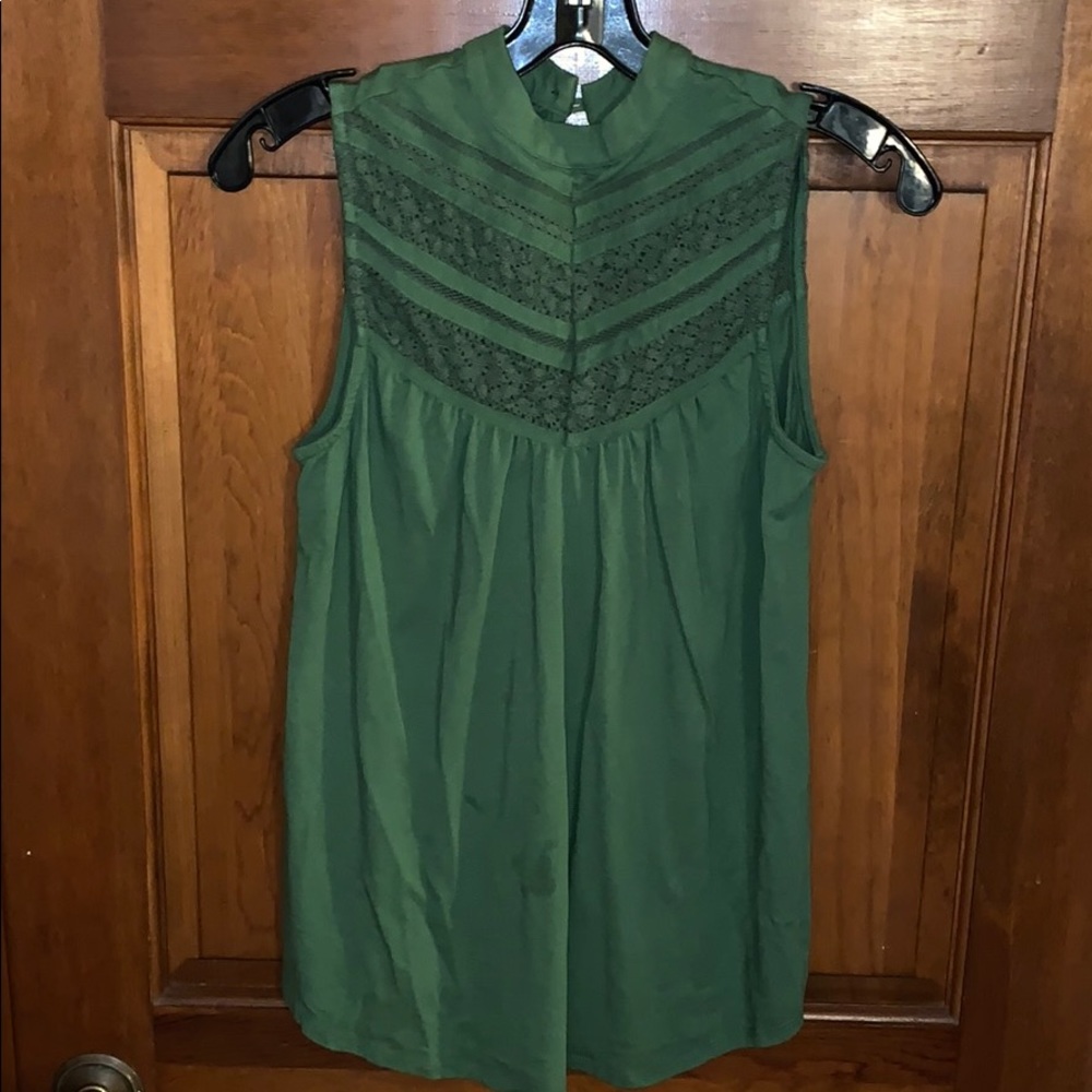 Sleeveless, high neck top